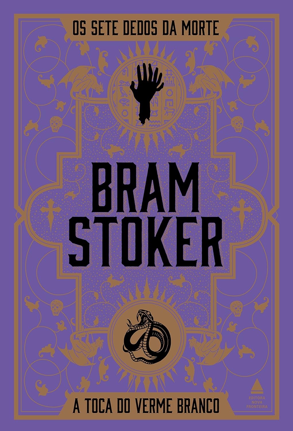 Capa do Livro Os Sete dedos da Morte - A Toca do Verme Branco de Bram Stoker. A capa do livro é toda roxa, com o nome das histórias em destaque em cima e embaixo, com uma silhueta de uma mão com sete dedos e o desenho de uma cobra. Há também vários detalhes marrons adornando a capa do livro com elementos como caveiras e folhas.