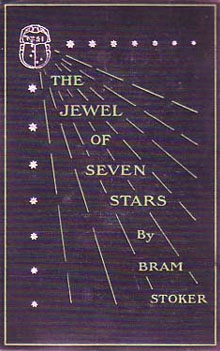 Capa original de Os Sete dedos da Morte. Ela é roxa escura, e o título é The Jewel of Seven Stars by Bram Stoker. Há uma ilustração de um escaravelho iluminando o título do livro.