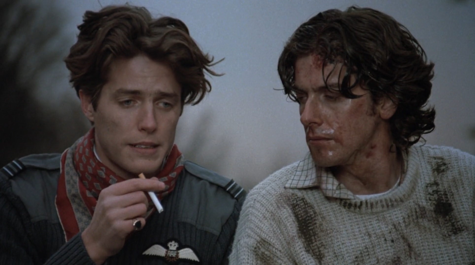 Cena final de A Maldição da Serpente com lorde James D'ampton, Angus Flint um ao lado do outro após a luta final. James está contemplativo e fumando um cigarro e Angus está todo sujo olhando para ele.