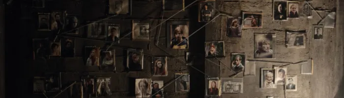 Parede coberta de fotos dos personagens da série com fios indicando a relação deles.
