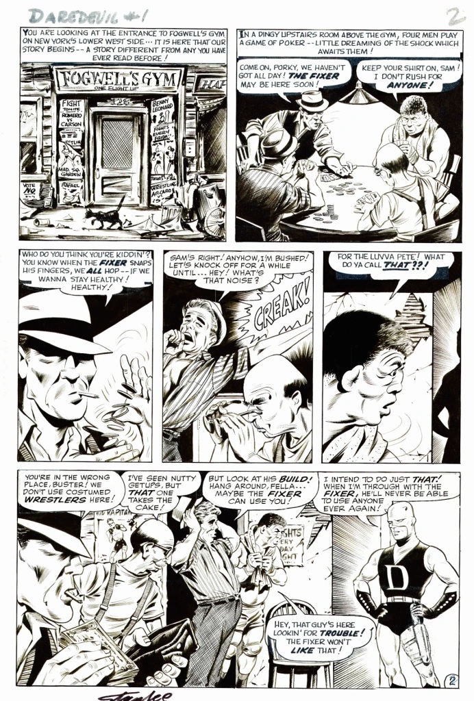 Segunda página da edição nº 1 de Demolidor (1964), mostrando a página original antes de ser colorizada. É possível ver que há uma série de correções nos tamanhos dos balões, o que pode indicar que Bill Everret teria escrito os textos das suas páginas e esse texto depois foram substituído por textos do Stan Lee/Sam Rosen. A correção dos balões se dá por diminuir o tamanho deles com tinta nanquim ou colar adesivos em cima da página com novos textos