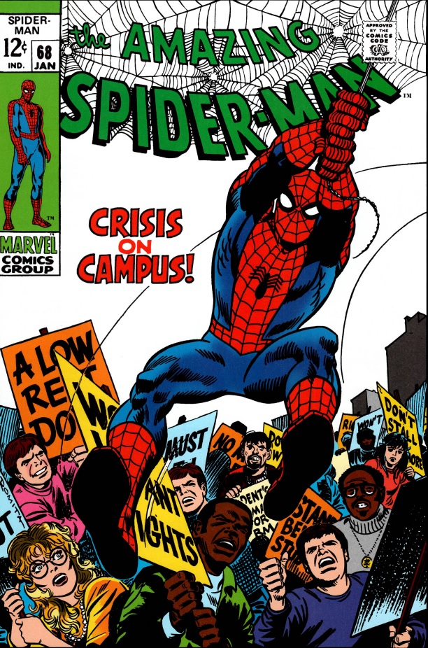 Capa de Homem-aranha nº 68 mostrando vários estudantes em uma manifestação erguendo placas com dizeres como “abaixe o aluguel dos dormitórios”. Acima deles, o Homem-aranha se balança ao lado do título “Crise no Campus”