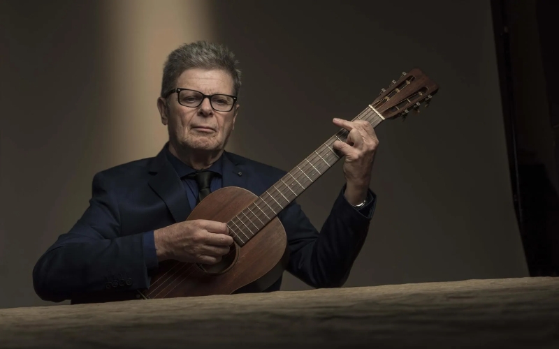 Gustavo Santaolalla, compositor de The Last of Us, tocando um violão