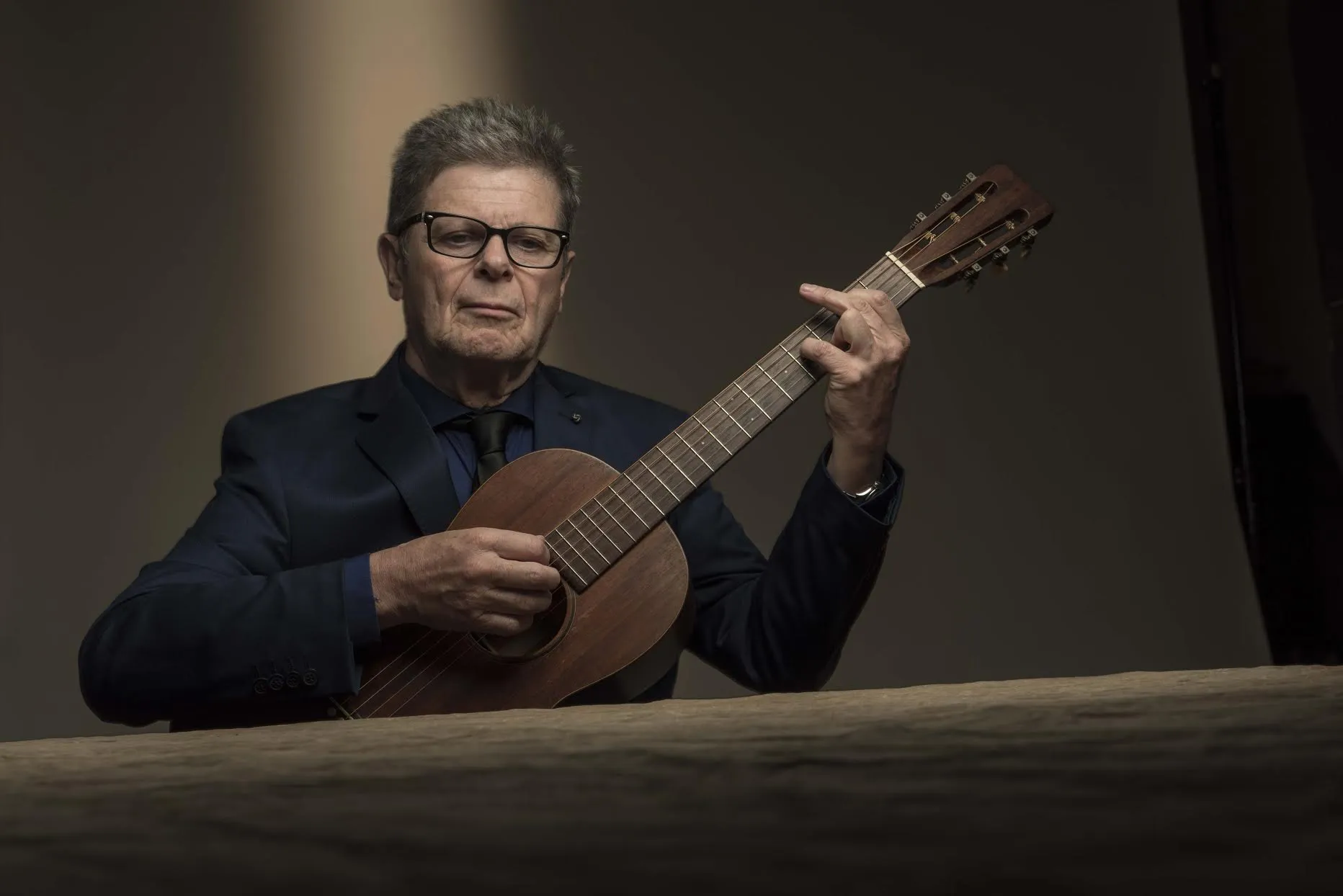 Gustavo Santaolalla, compositor de The Last of Us, tocando um violão