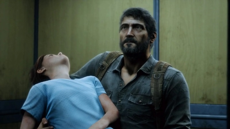 Joel aflito carregando Ellie desacordada no colo enquanto está no elevador do Hospital.