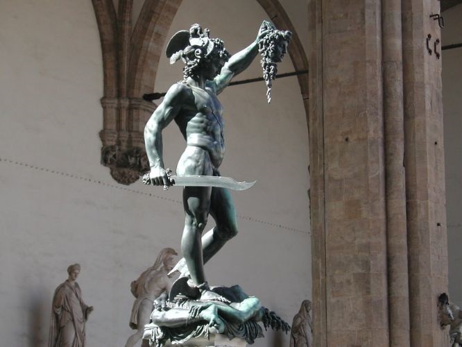 Estátua Perseu erguendo a cabeça decaptada de Medusa, esculpida pelo italiano Antonio Canova em 1797. Perseu segura na outra mão uma espada e sobr seus pés está o corpo decepado da Górgona.