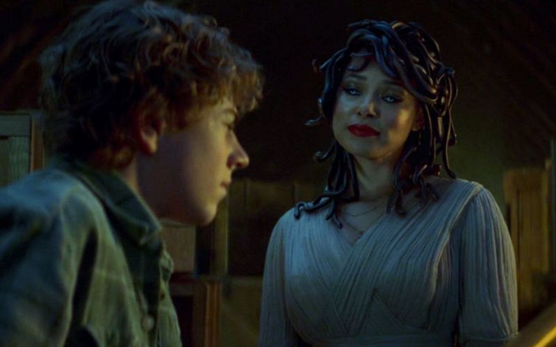 Cena da série Percy Jackson e os Olimpianos (2023) mostrando o protagonista Percy Jackson de olhos fechados conversando com Medusa.