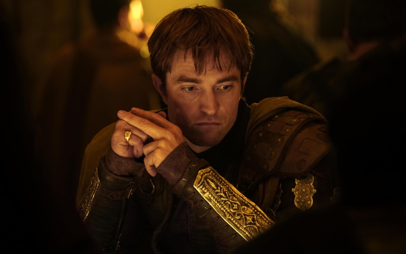 Cena do filme A Odisseia. Antínoo (personagem de Robert Pattinson) pensativo no banquete em Ítaca.