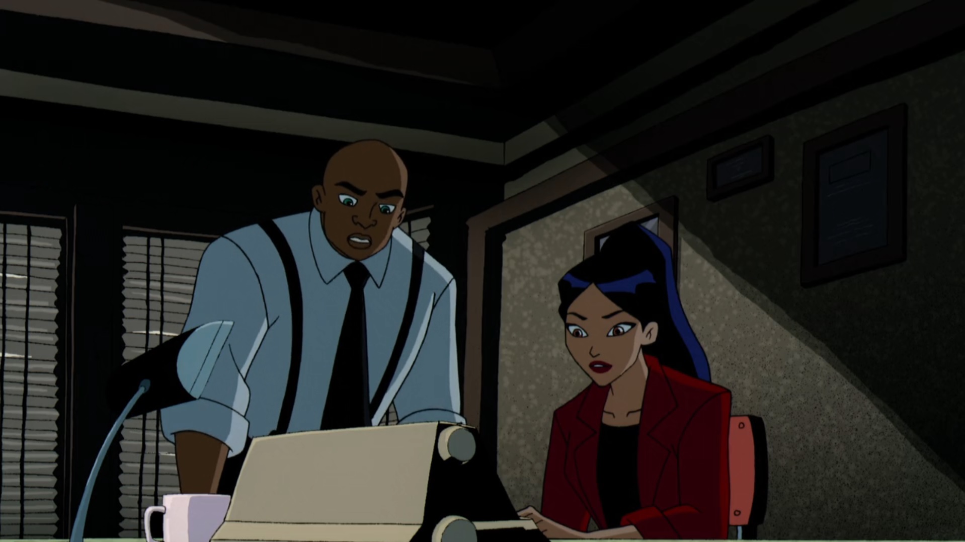 Cena do desenho The Batman com os detetives Ethan Bennett e Ellen Yin. Ambos estão no departamento de política em frente à uma máquina de escrever.