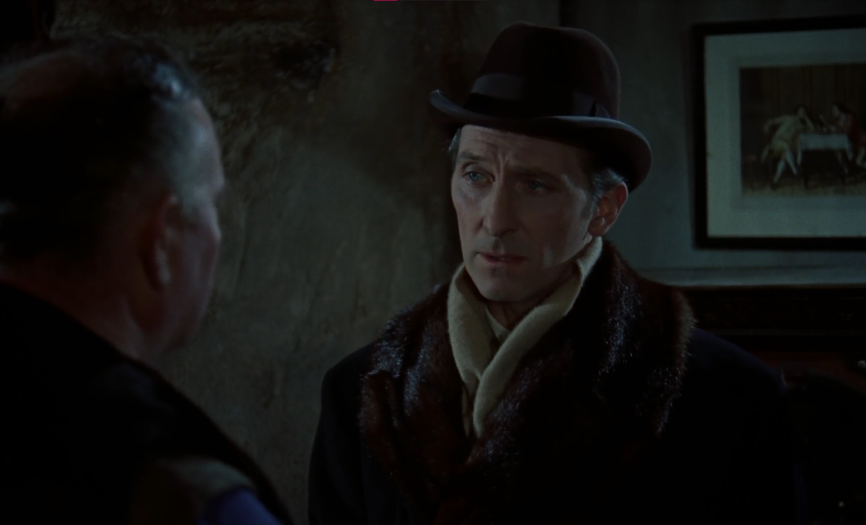 Cena do Filme Drácula de 1958 com o Van Helsing de olhos azuis caracterizado com um chapéu e casaco de pele.