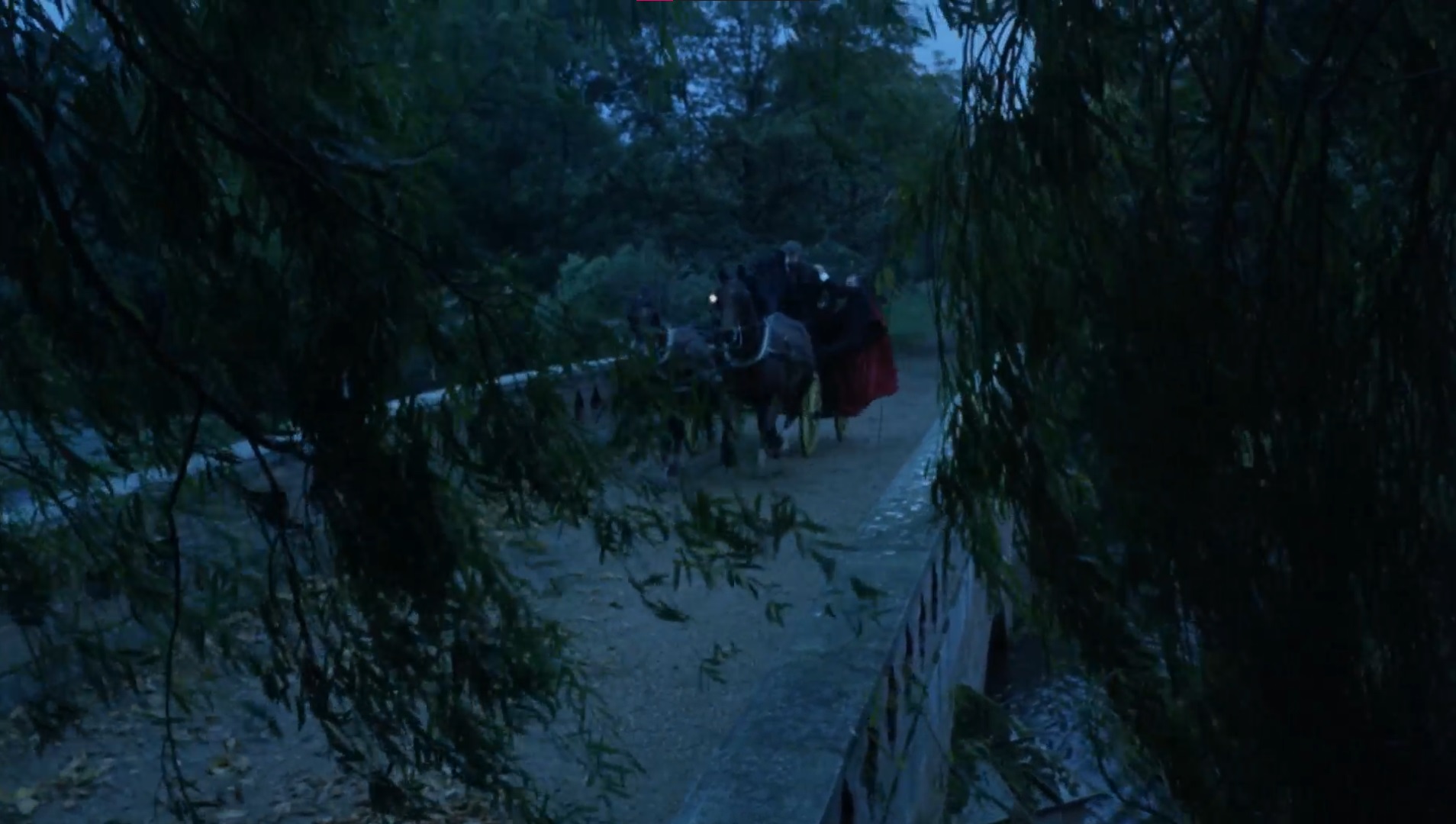 Cena do Filme Drácula no Mundo da Minissaia de 1972 mostrando uma carruagem puxada por dois cavalos atravessando uma ponte. Em cima dela, Van Helsing e Drácula brigam.