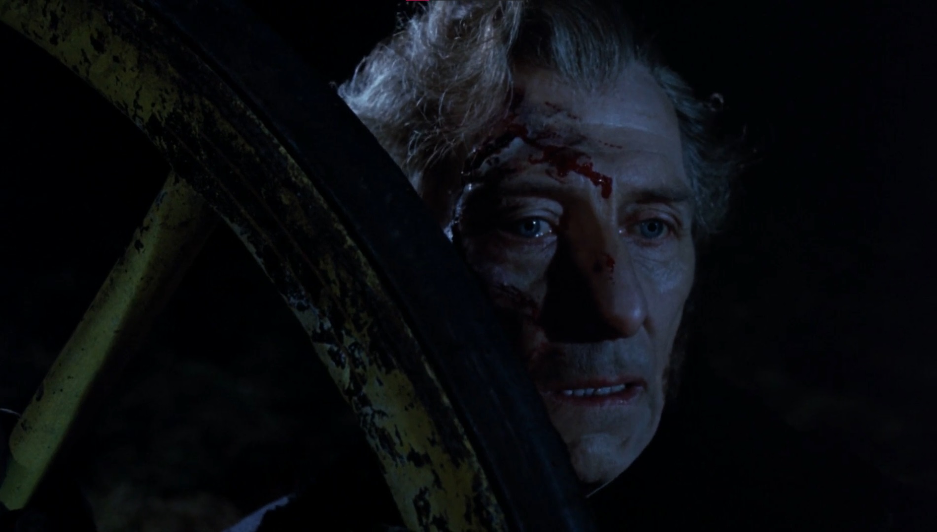 Cena do Filme Drácula no Mundo da Minissaia mostrando Van Helsing ensanguentado, apoiando-se na roda de uma carruagem.