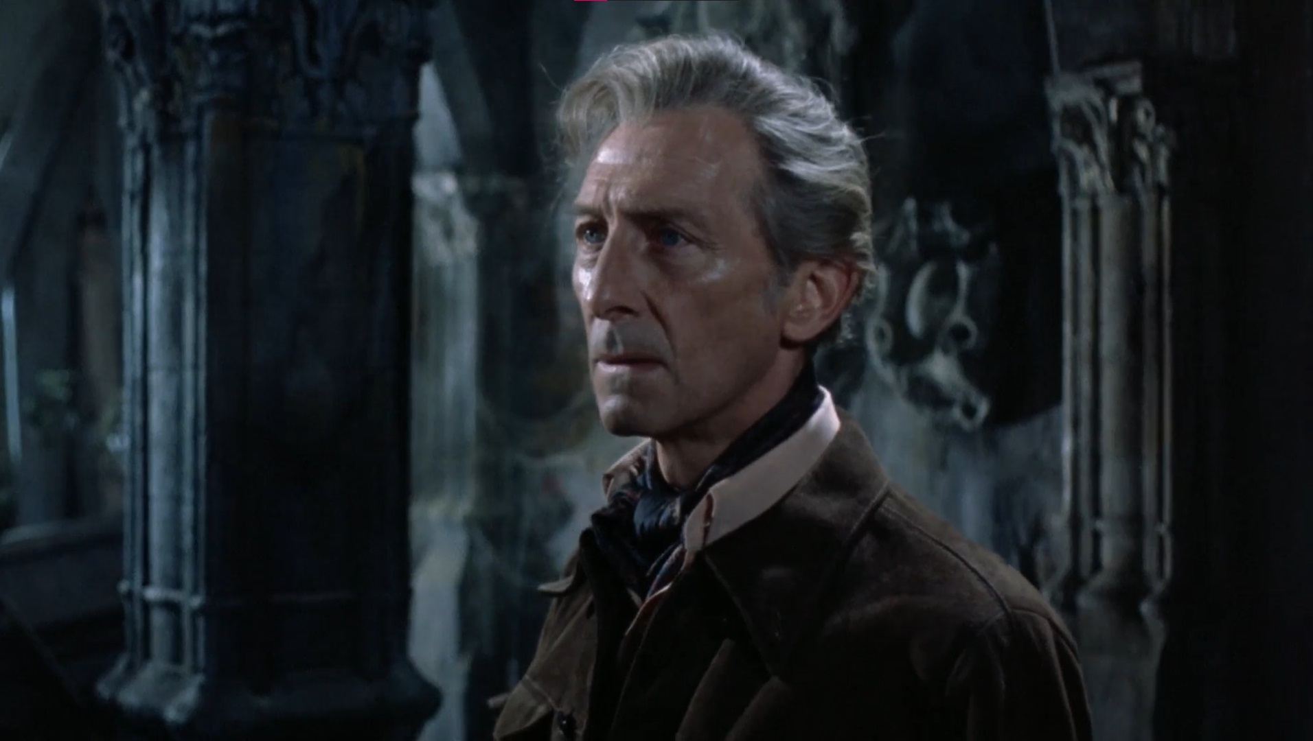 Cena do Filme Drácula no Mundo da Minissaia mostrando o Professor Lorrimer Van Helsing de cabelos brancos e muito bem arrumado, em uma igreja abandonada.