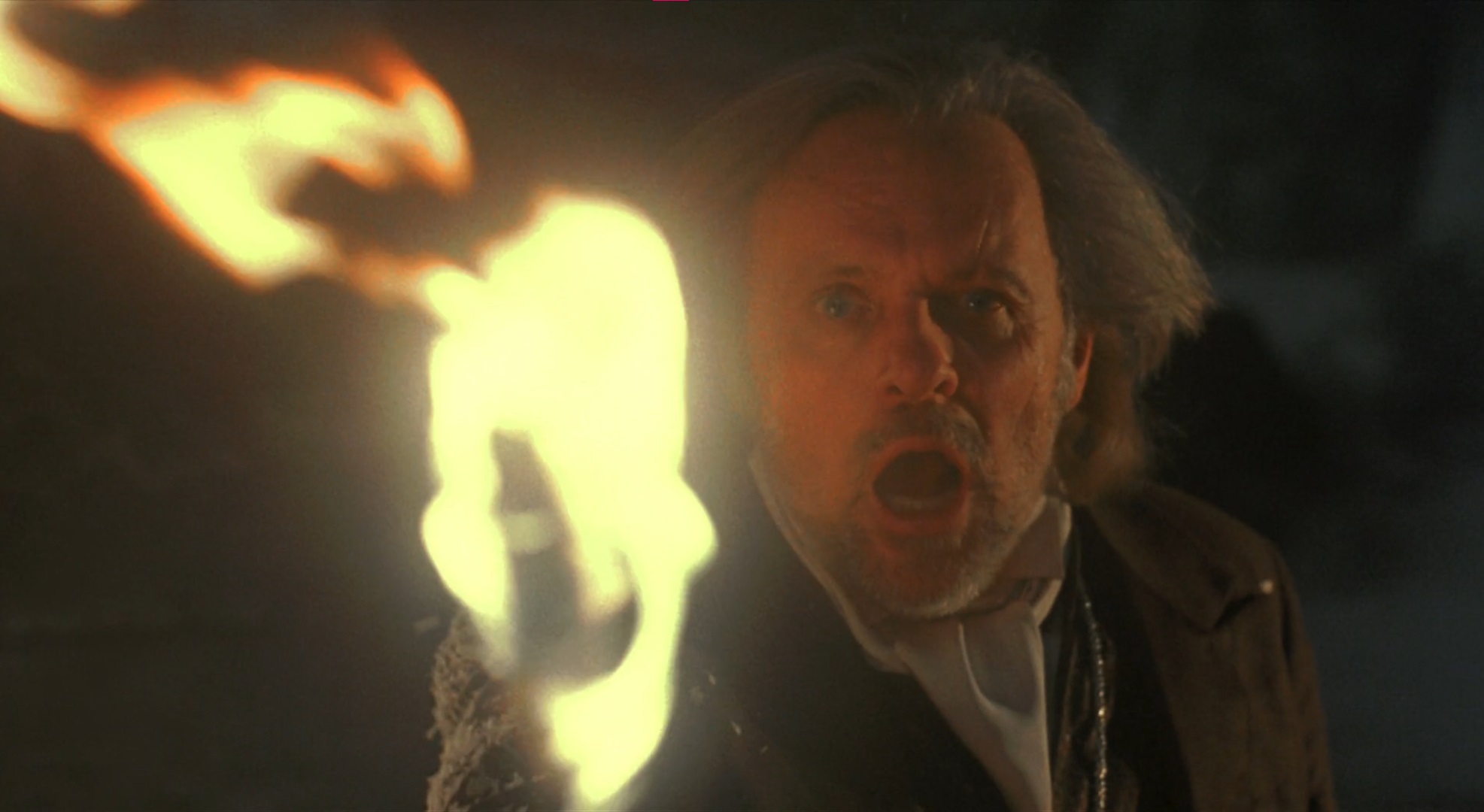 Cena do Filme Drácula de Bram Stoker mostrando Van Helsing gritando e segurando uma tocha em chamas.