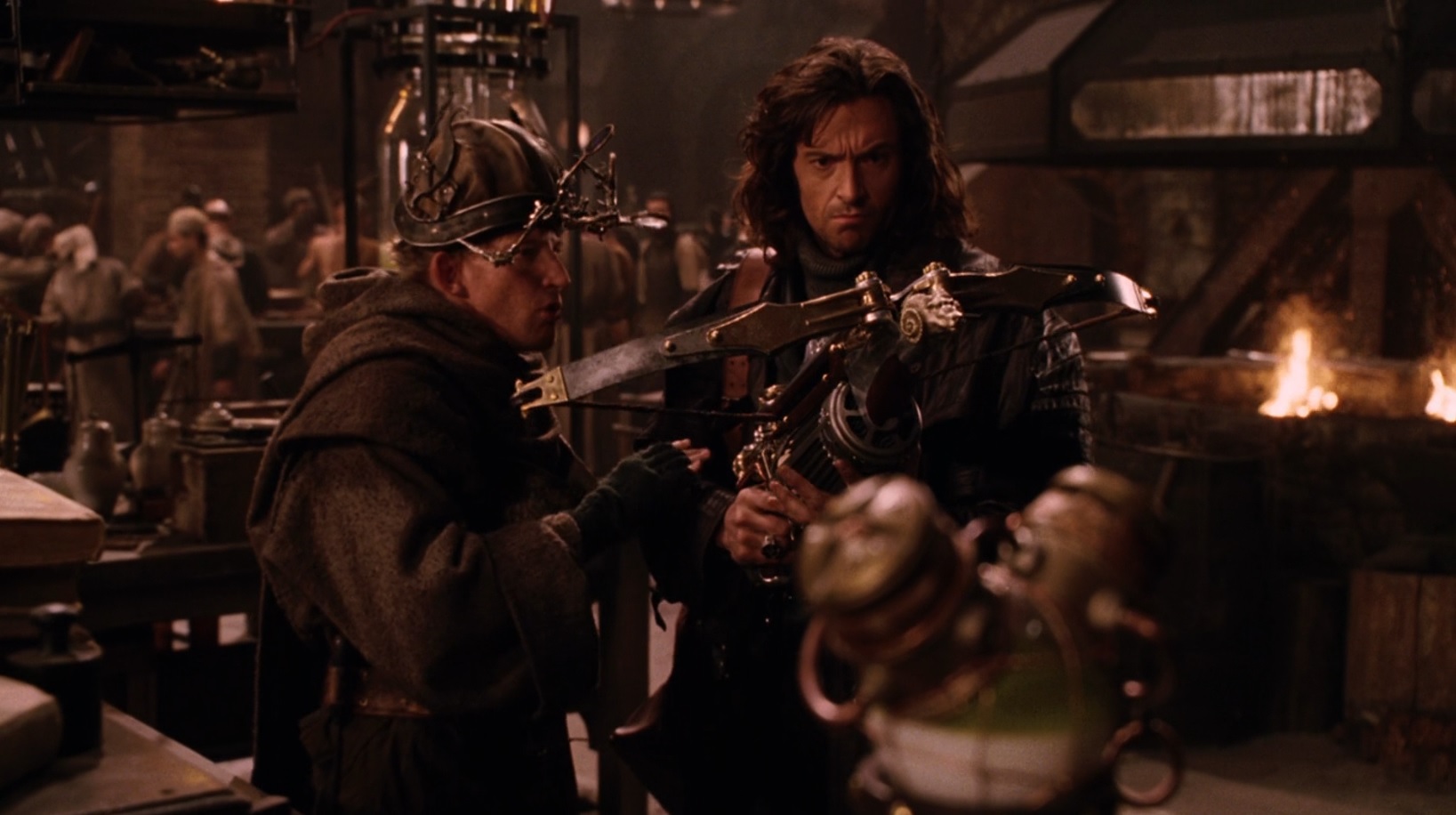 Cena do Filme Van Helsing de 2004 com Van Helsing analisando uma besta-metralhadora customizada que foi entregue por seu parceiro Carl, um frade cientista. Eles estão em uma base subterrânea no Vaticano, um lugar cheio de outros religiosos e invenções.