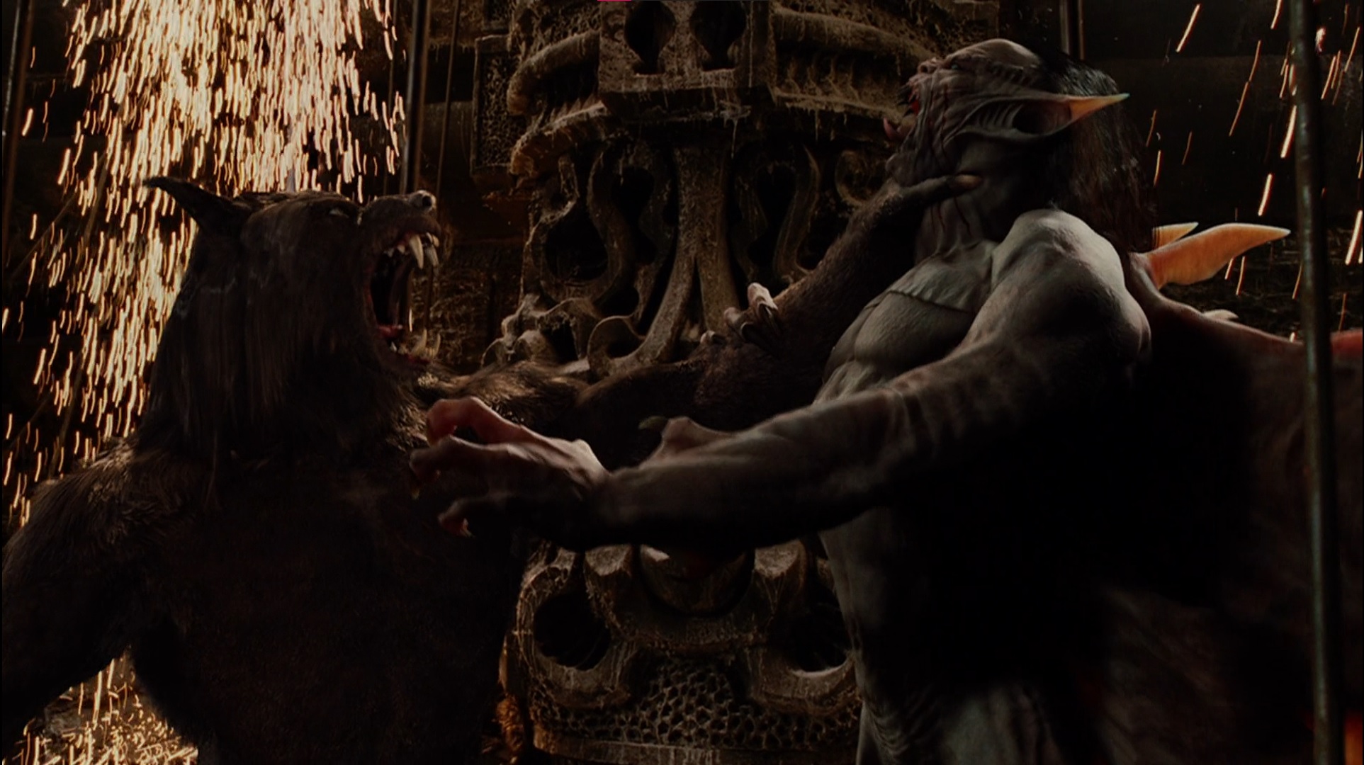 Cena do Filme Van Helsing de 2004 com Van Helsing, transformado em Lobisomem, segurando pelo pescoço Drácula, em sua forma bestial, em um confronto feroz no castelo do vilão.